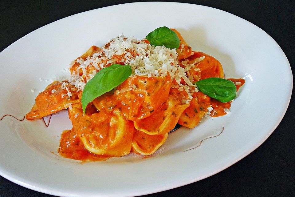 Tortellini mit Tomaten-Sahne-Soße und Schinken