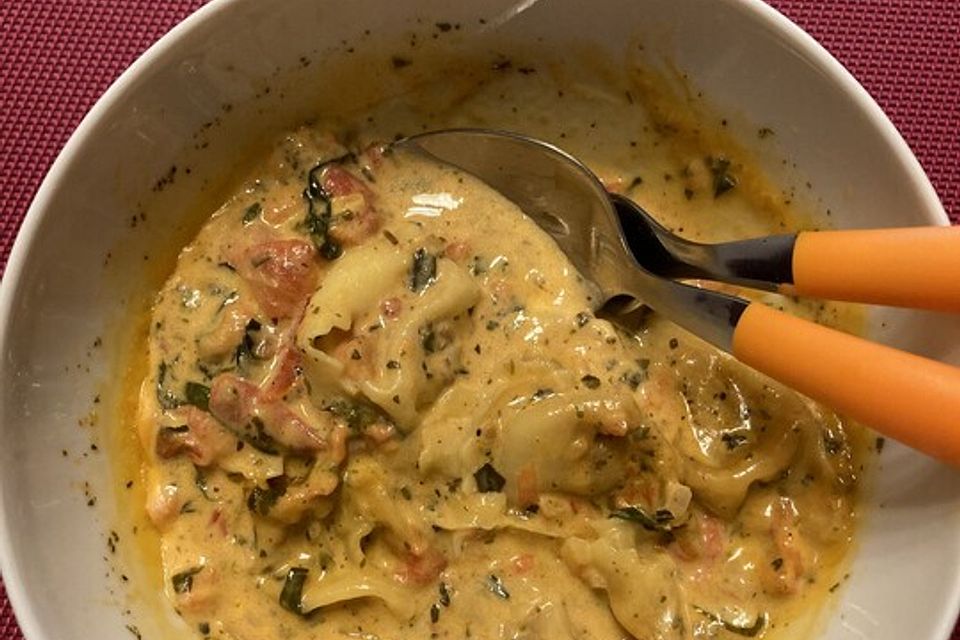 Tortellini mit Tomaten-Sahne-Soße und Schinken