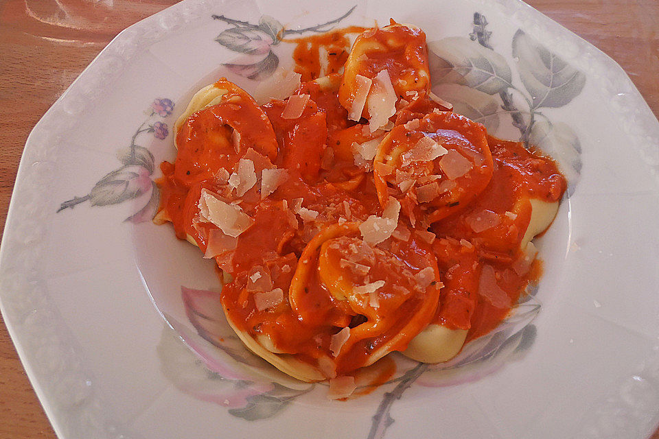 Tortellini mit Tomaten-Sahne-Soße und Schinken