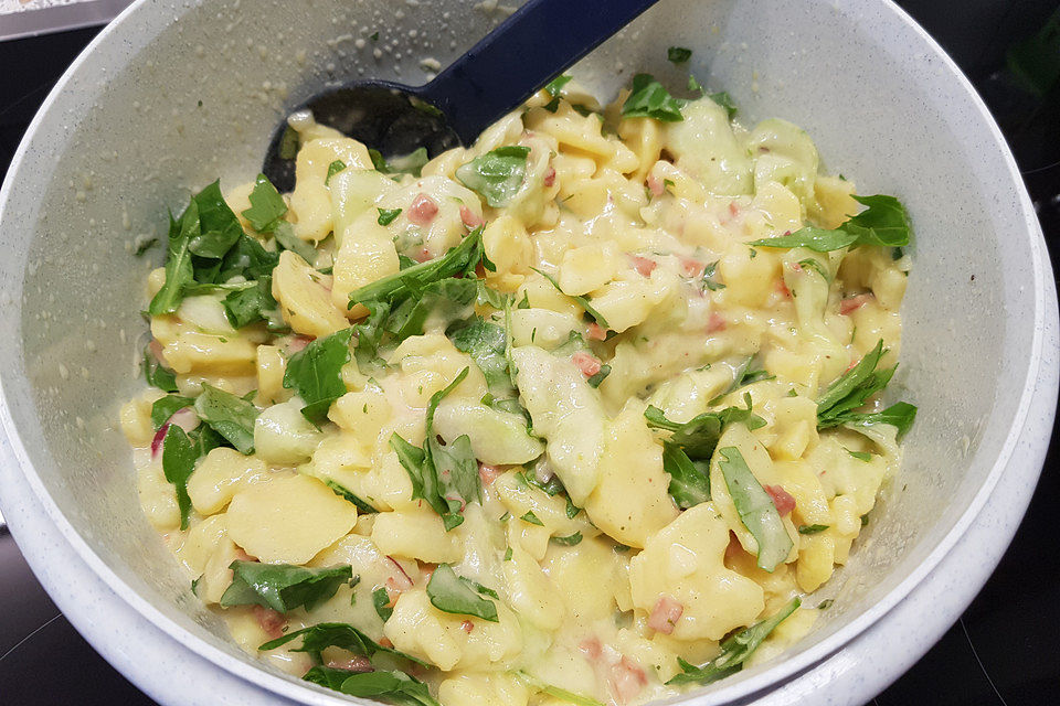 Kartoffelsalat mit Rauke, Speck und Zwiebel-Walnuss-Dressing