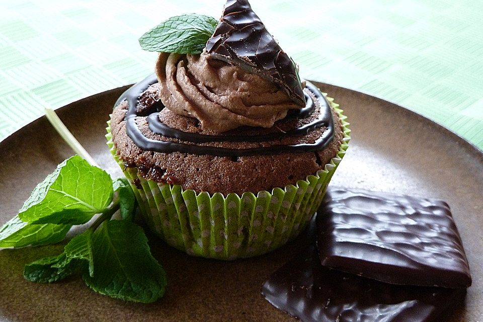 Minzmuffins mit Schoko-Sahne-Häubchen