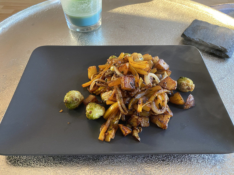Bunte Bratkartoffeln mit Zwiebeln, Spitzpaprika und Rosenkohl von ...