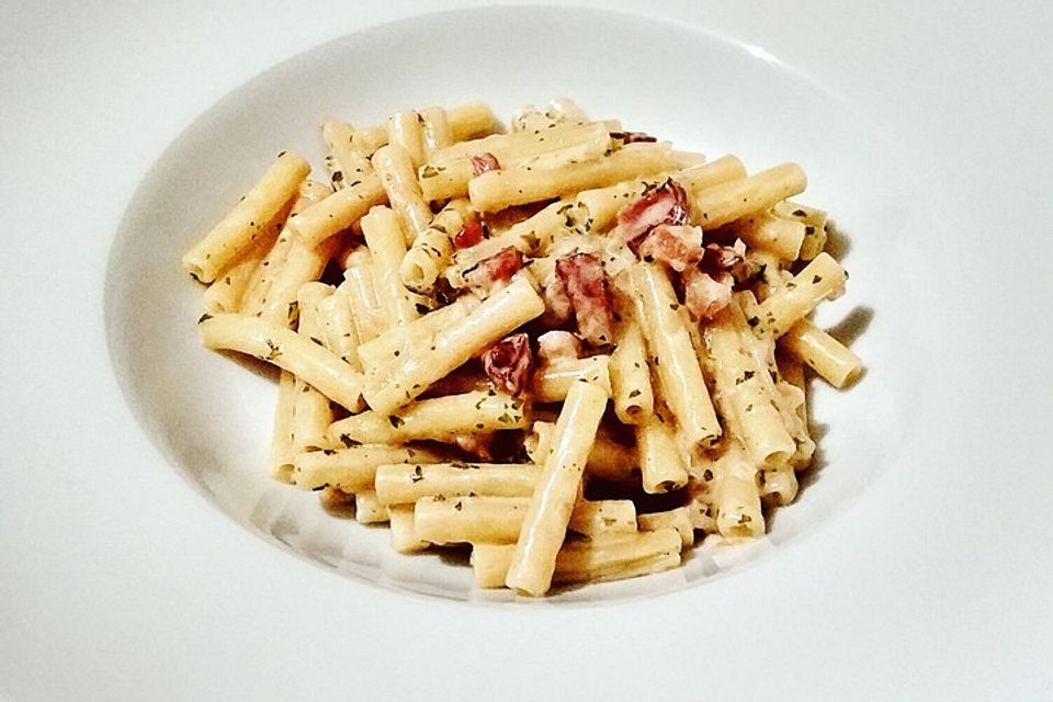 Maccheroni in Speck-Sahne-Käse-Sauce