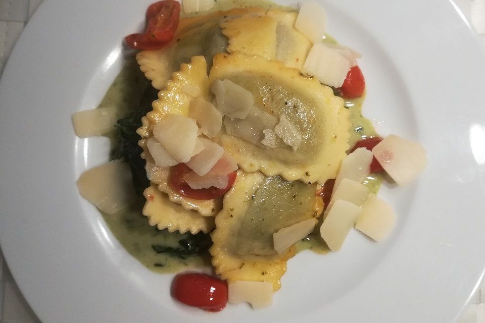 Cappelletti auf Blattspinat