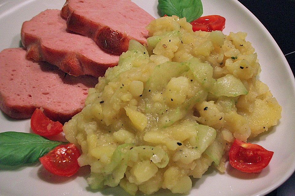 Bayrischer Kartoffelsalat mit Gurke