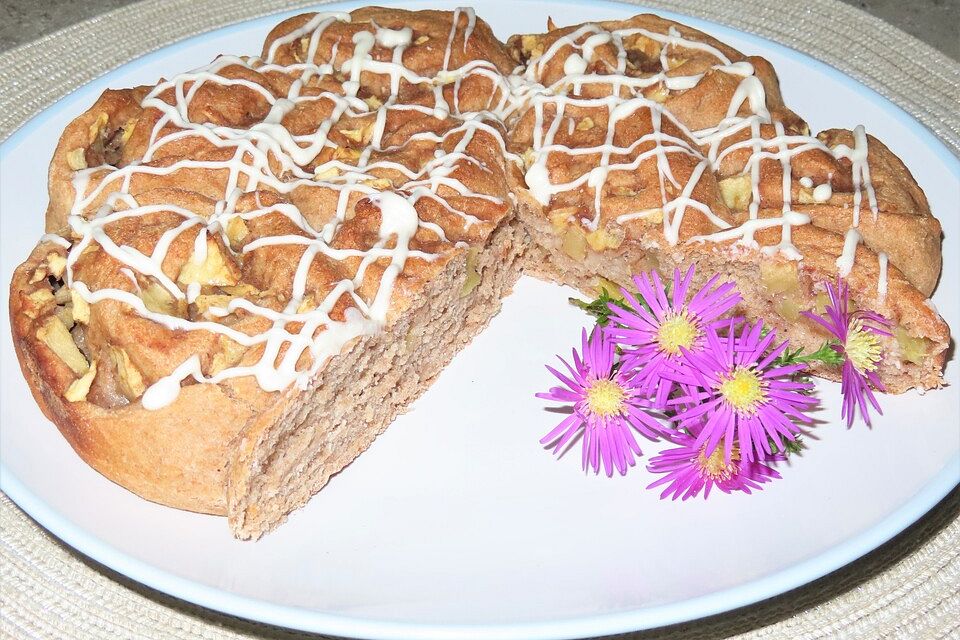 Apfel-Zimt-Schneckenkuchen mit Vanilleguss