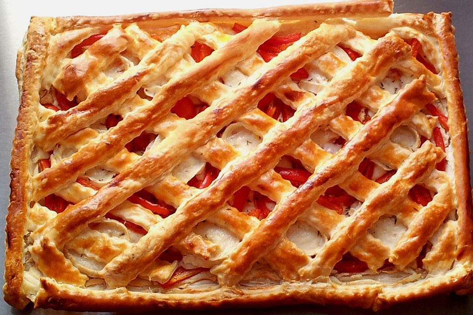 Blätterteigtarte mit Paprika und Ziegenfrischkäse