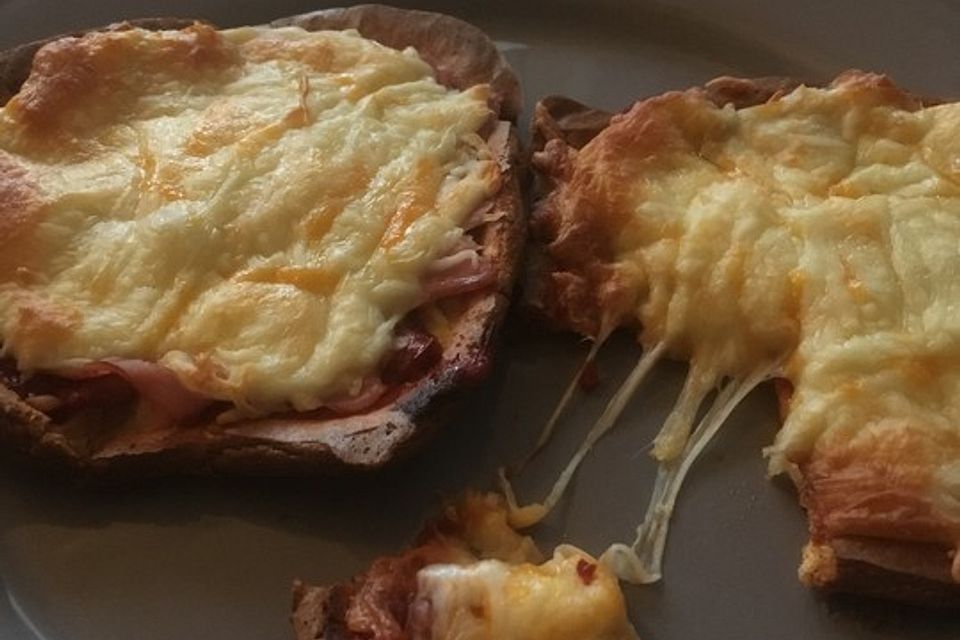 Low Carb Pizza aus einem Ei-Quark-Teig