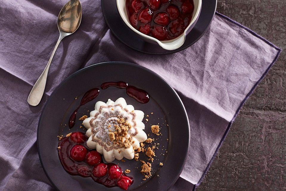 Spekulatius-Panna-Cotta mit weihnachtlichem Sauerkirschkompott