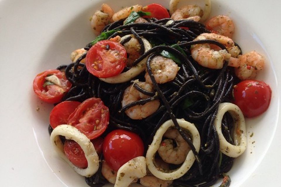 Spaghetti mit Gambas, getrockneten Tomaten und Rucola