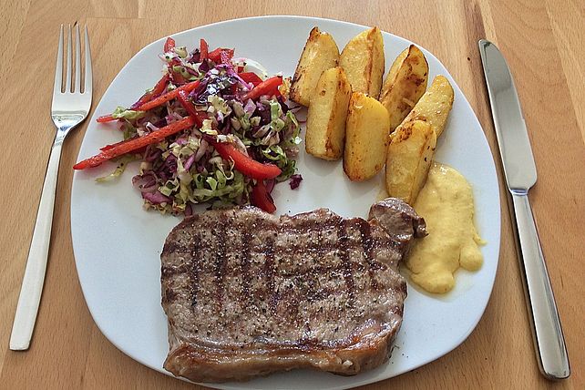 Rumpsteak mit gebackenen Kartoffelspalten und Endivien-Rotkraut-Salat ...