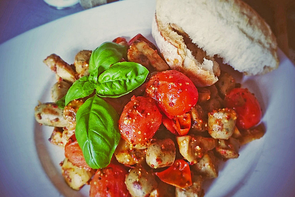 Bratwurst-Pilzpfanne mit Cocktailtomaten und Baguette