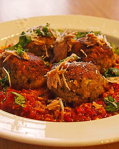 Kleine Semmelknödel mit Thunfischarrabbiata