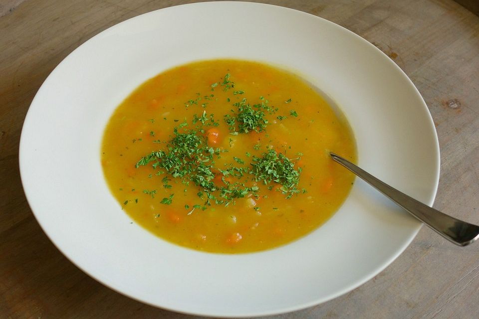 Suppe mit Kartoffeln und Möhren