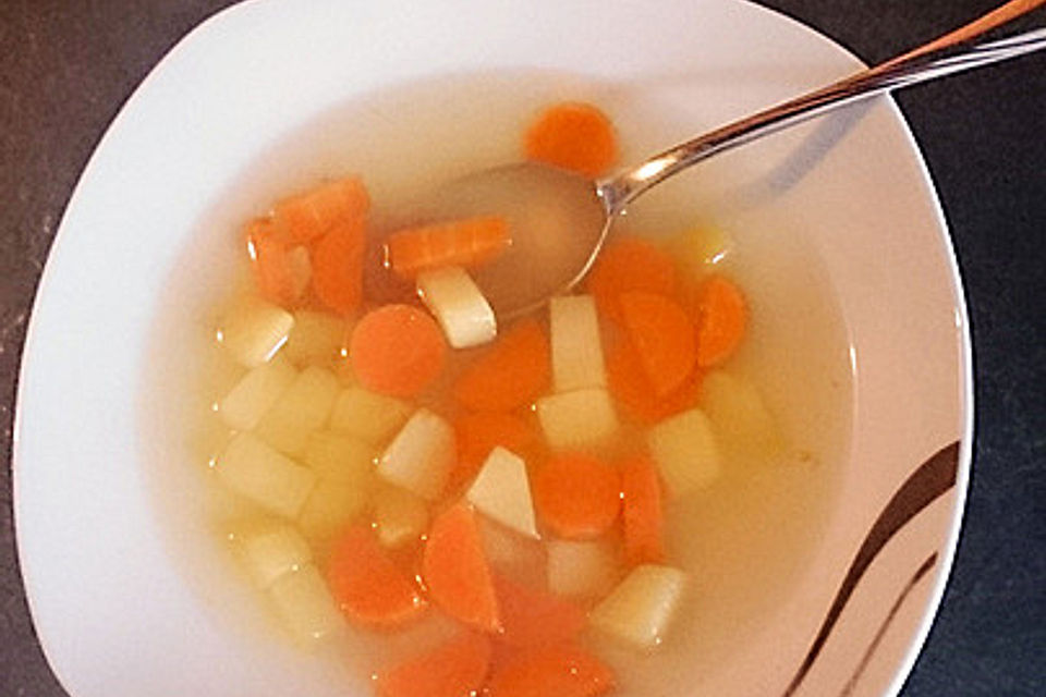 Suppe mit Kartoffeln und Möhren