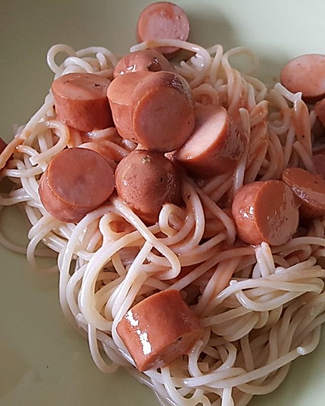 Spaghetti mit Würstchen-Tomaten-Sauce