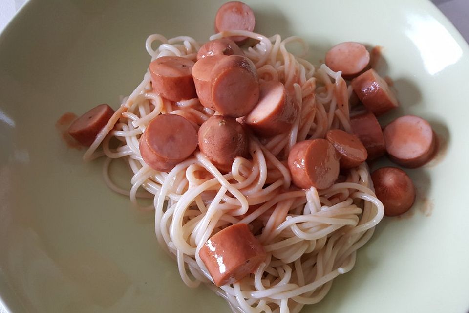 Spaghetti mit Würstchen-Tomaten-Sauce