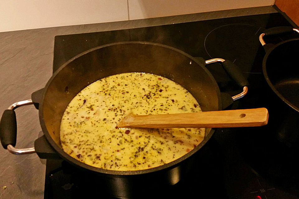 Putenbrust mit Nudeln in Weißwein-Sahne-Sauce