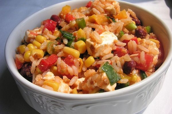 Bunter Reissalat mit Schafskäse von mondenkind | Chefkoch