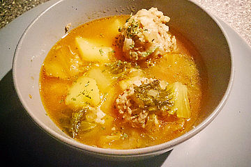 Chalachaskasuppe mit Hackreisbällchen, Kartoffeln und Romana-Herzen