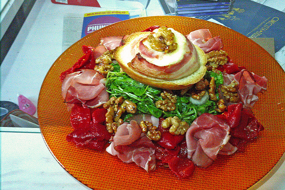 Gratinierter Ziegenkäse mit knackigem Salat, eingelegtem Gemüse und Schinken