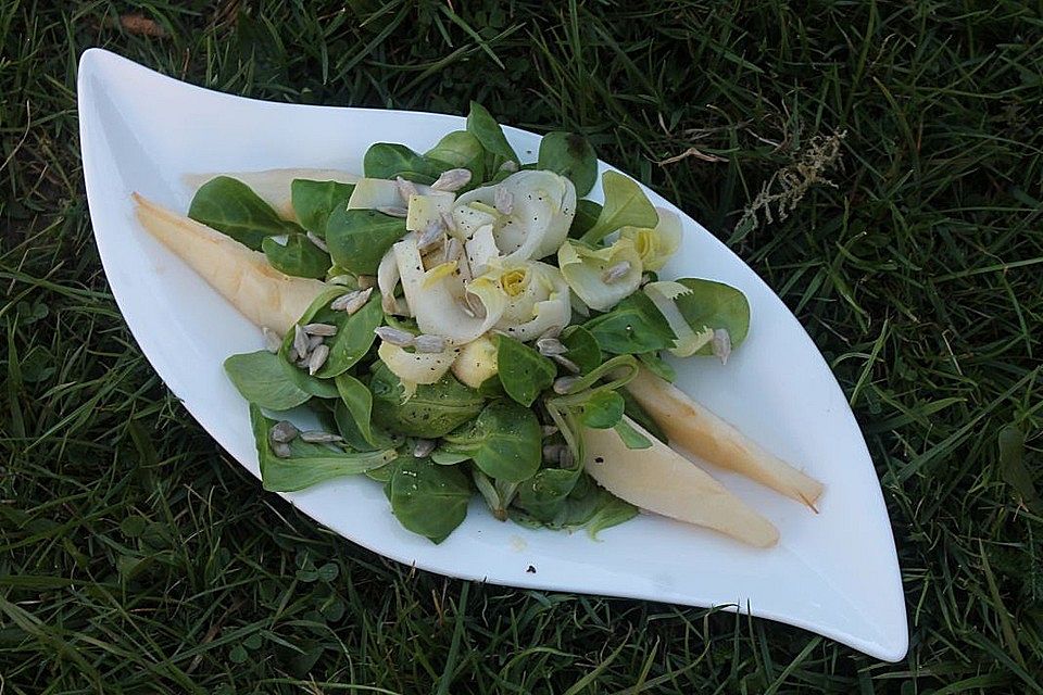 Feldsalat mit Chicoree und Birnen