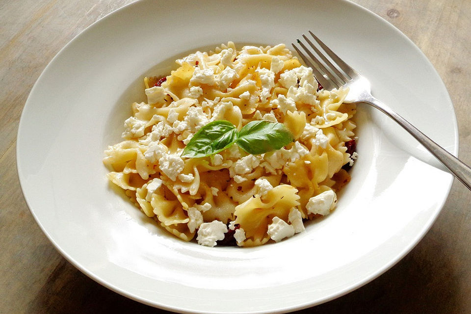 Fussili mit getrockneten Tomaten, Feta und Salbei