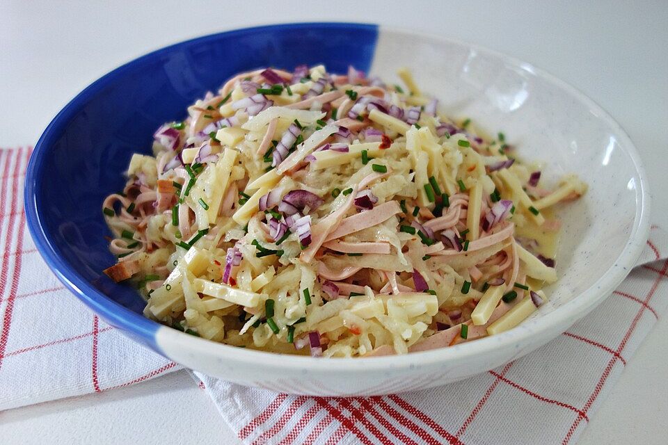 Rettich-Käse-Wurstsalat mit Schnittlauch verfeinert