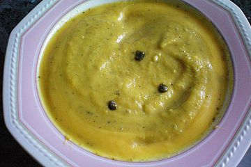 Vegetarische Kürbissuppe mit grünem Kürbiskern- und Korianderpesto