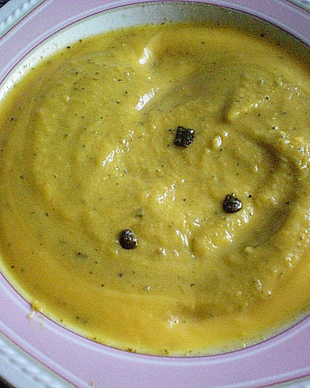 Vegetarische Kürbissuppe mit grünem Kürbiskern- und Korianderpesto