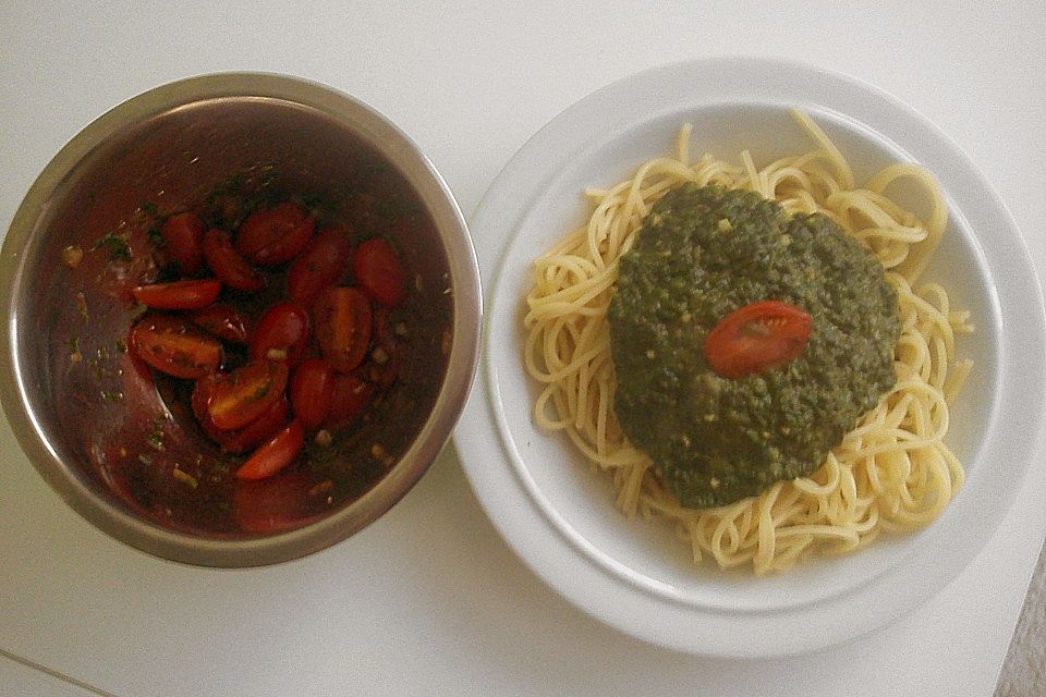 Spaghetti mit Knoblauch -  Spinat und Tomatensalat