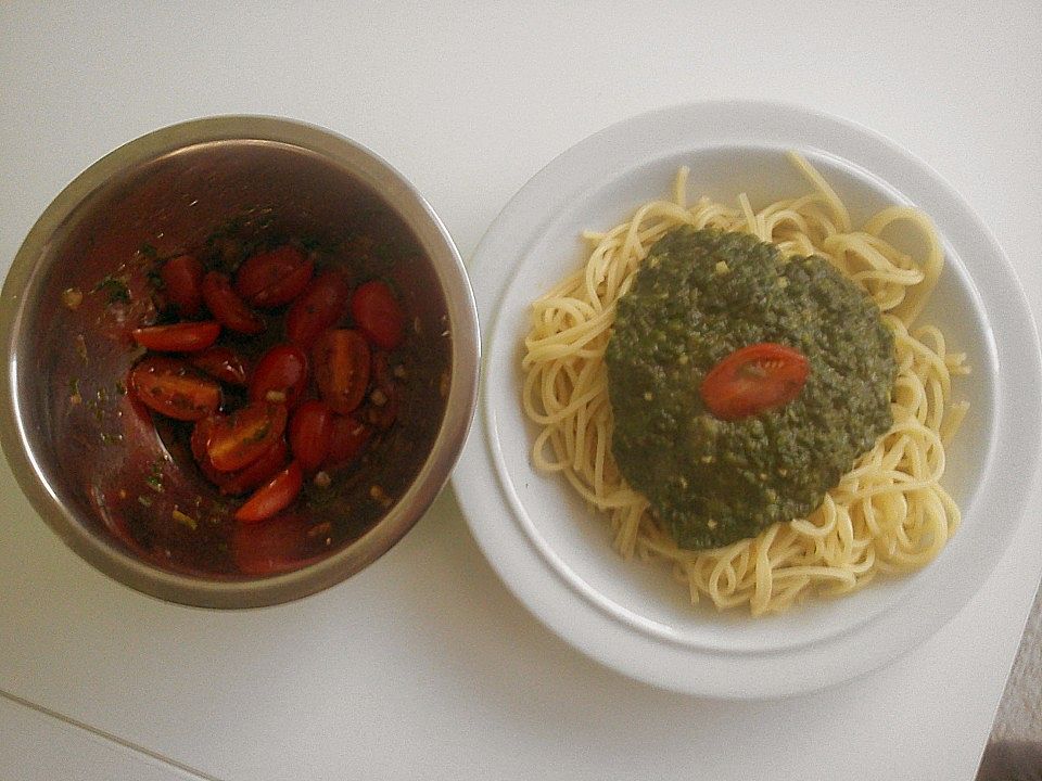 Spaghetti mit Knoblauch - Spinat und Tomatensalat von jessi05| Chefkoch