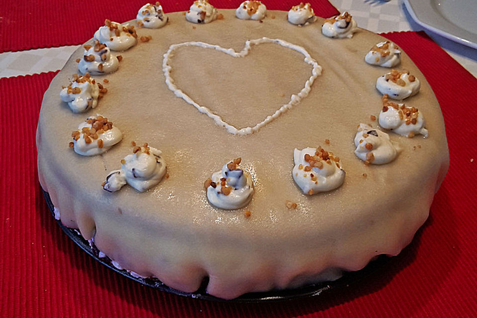 Marzipantorte mit Kirschen und Stracciatella