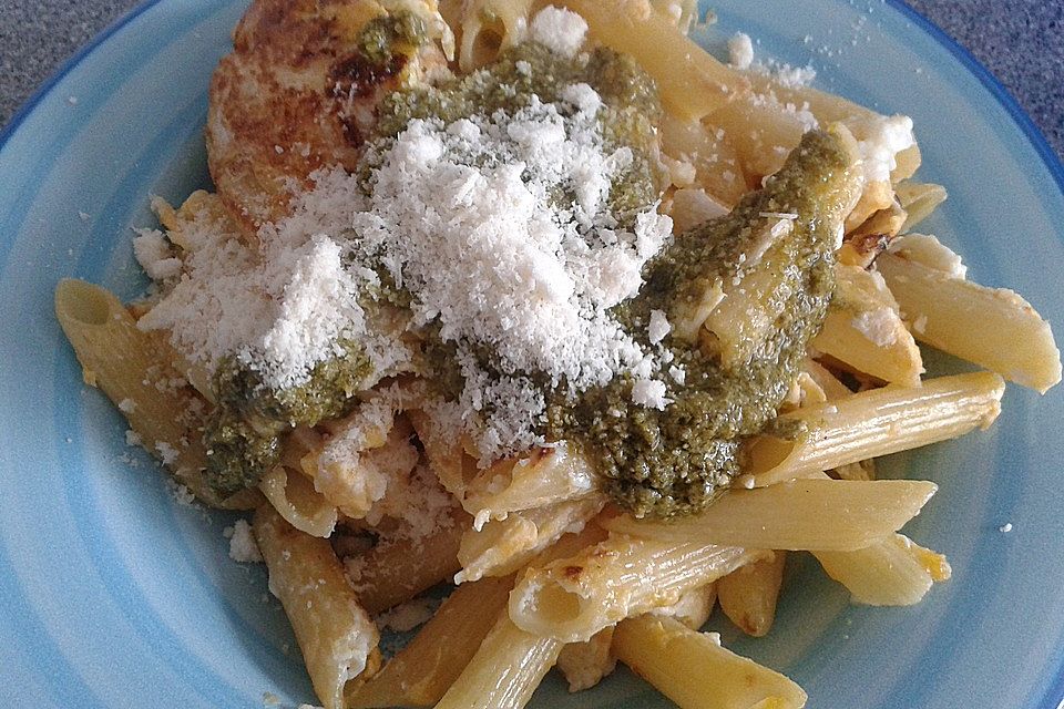 Sabridenns Restenudeln mit Ei, Pesto und Parmesan