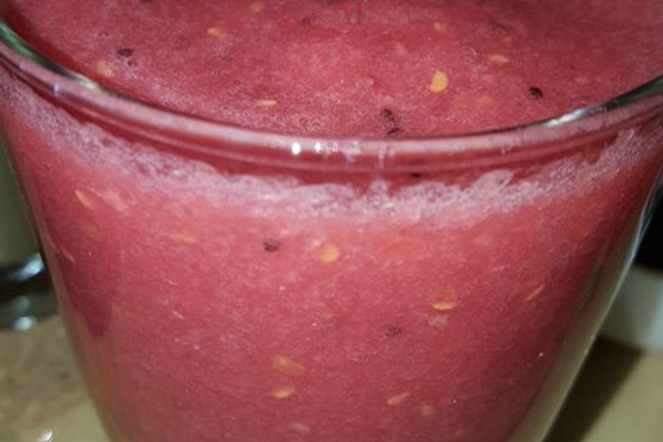 Smoothie Deluxe mit Honigmelone, Kiwi, Äpfeln, Himbeeren und Chiasamen