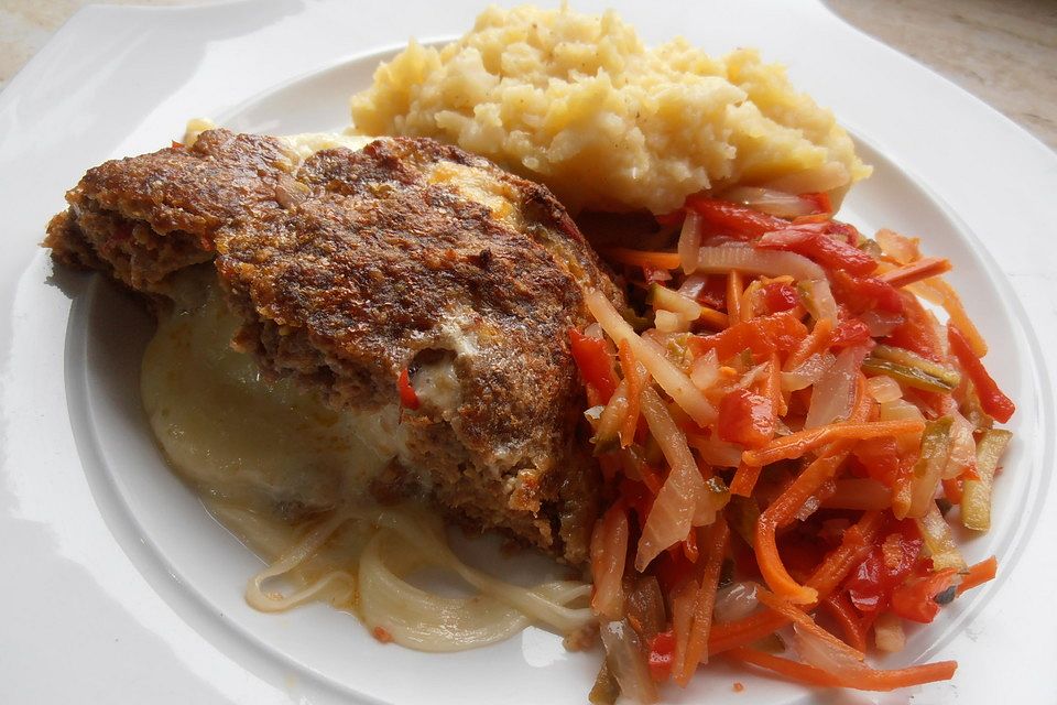 Gefüllter Käse-Hackbraten mit Kartoffelgratin