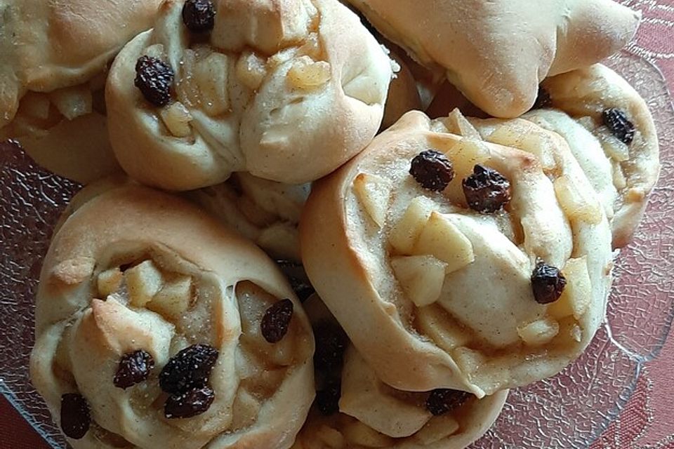 Hefeteigschnecken mit Apfel-Zimt-Füllung