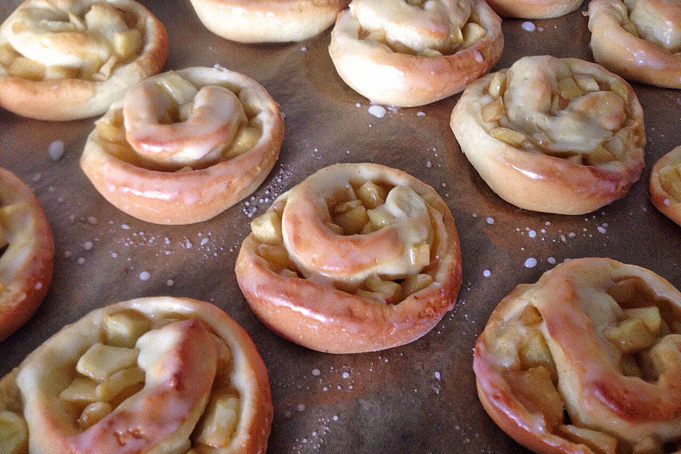 Hefeteigschnecken mit Apfel-Zimt-Füllung