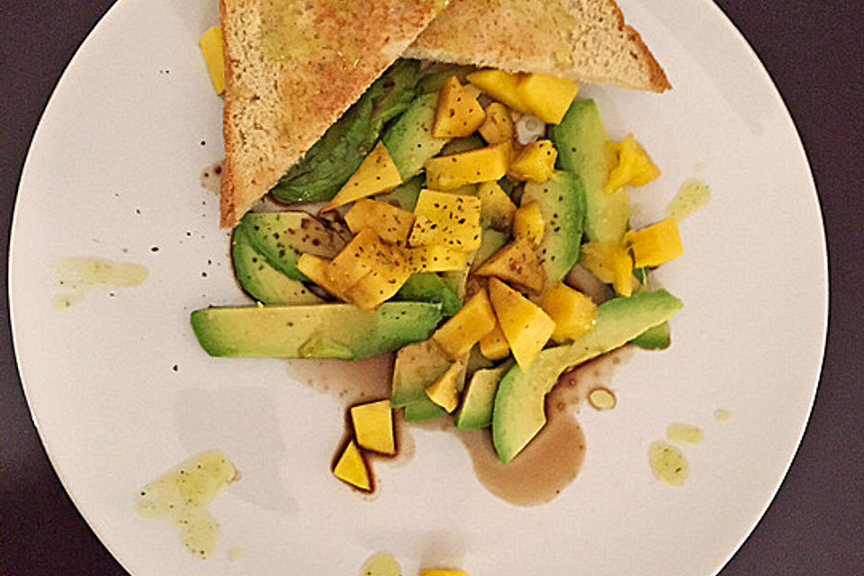 Avocado-Mangosalat mit Knoblauchtoast