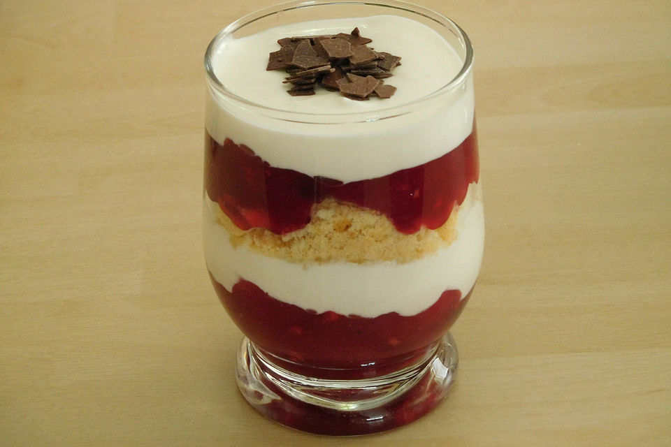 Rote-Grütze-Becher mit Quark