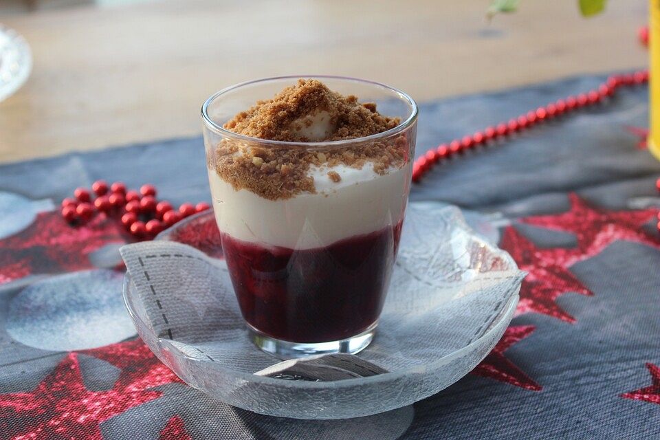 Rote-Grütze-Becher mit Quark