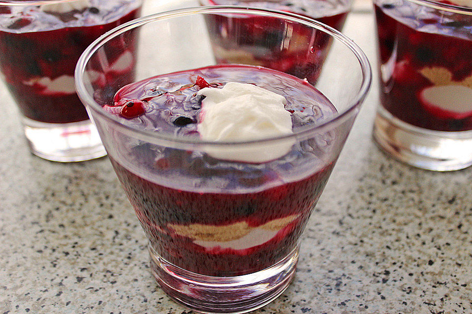 Rote-Grütze-Becher mit Quark