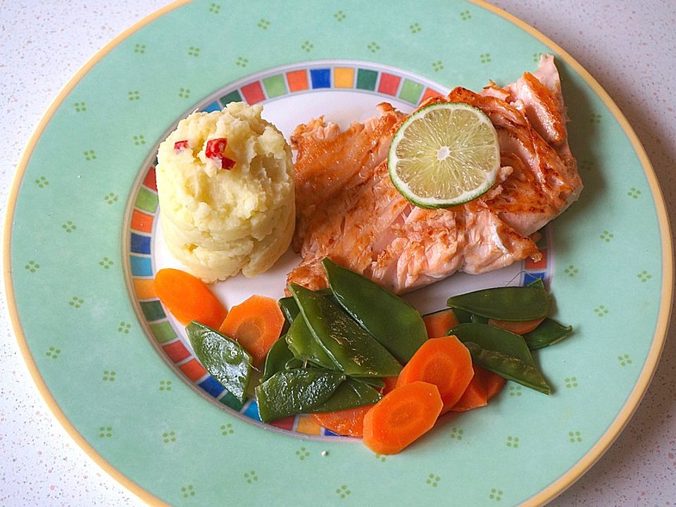 Fischfilet mit Kartoffel-Limetten-Chili Püree und Möhren mit ...