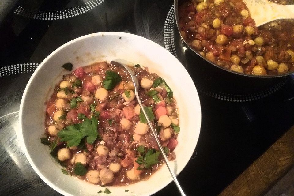 Würzige Kichererbsensuppe mit roten Linsen