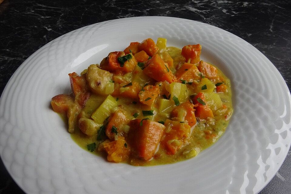 Veganer Kokos-Kürbis-Kartoffelauflauf mit Hefeschmelz überbacken