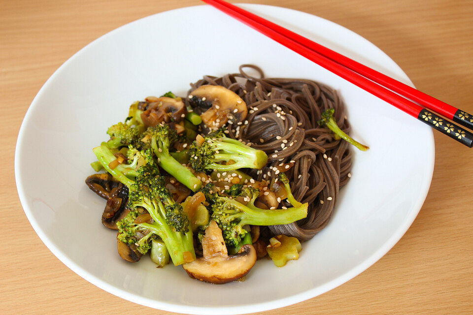 Stir fry mit Brokkoli und Pilzen