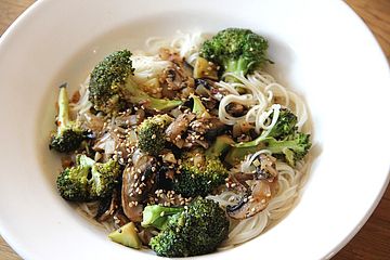 Stir fry mit Brokkoli und Pilzen