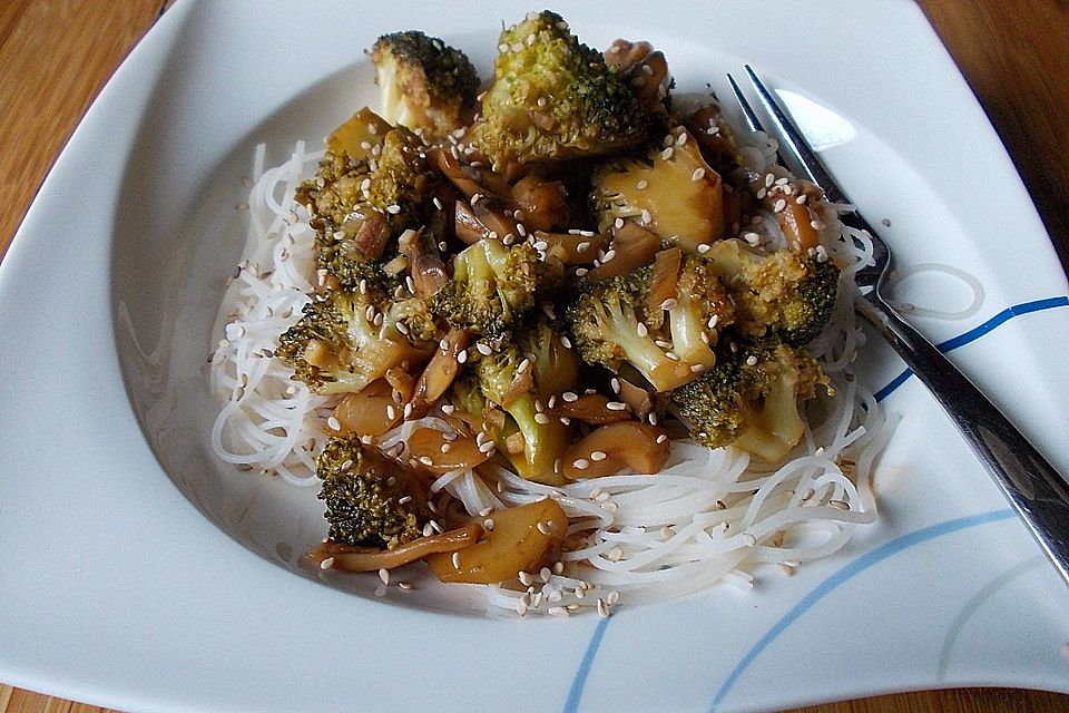 Stir fry mit Brokkoli und Pilzen