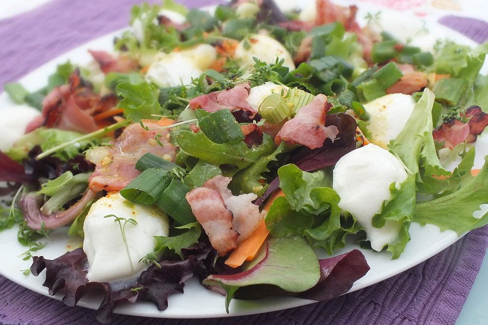 Smokeys Mozzarella mit Speck-Curry-Dressing