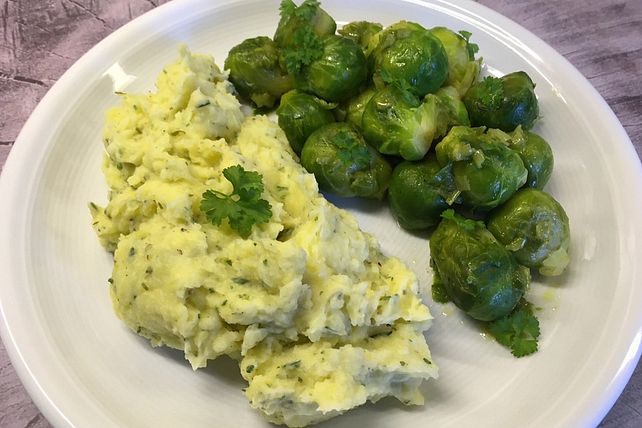 Grünes Kartoffelpüree mit Kräuterbutter von Bienenköchin| Chefkoch